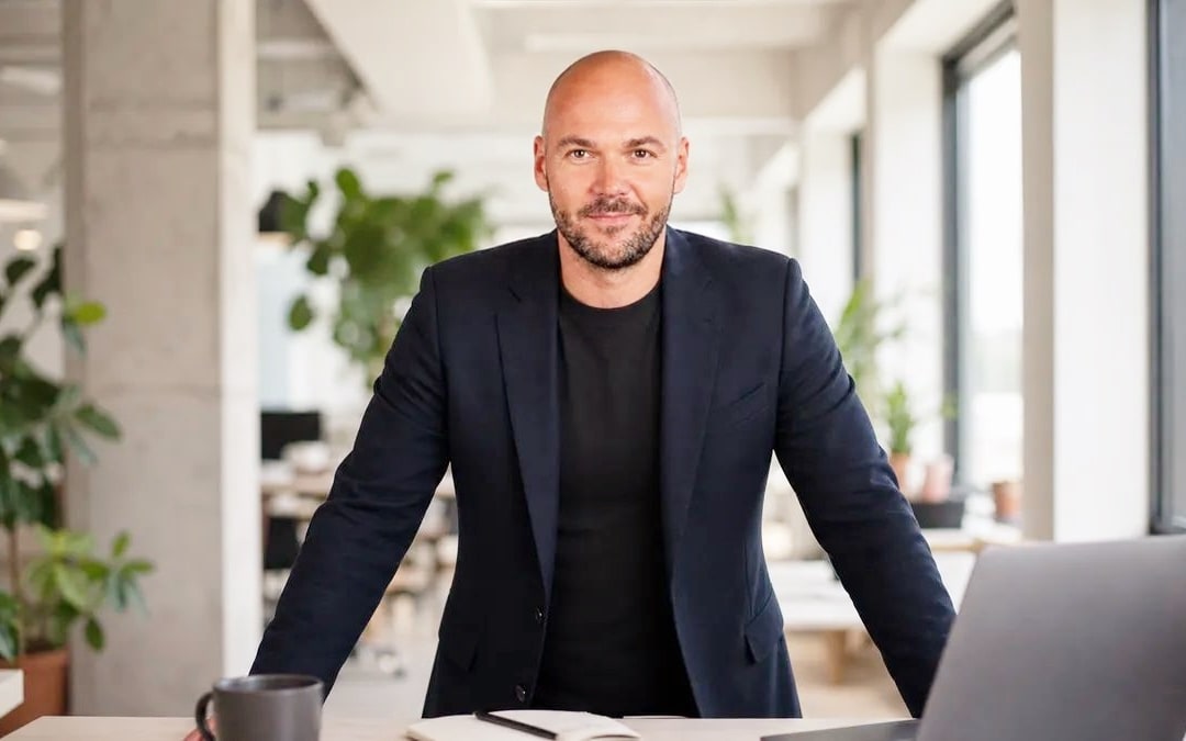 Portrait of Tobias Hieb, tech entrepreneur and SaaS founder based in the United Arab Emirates